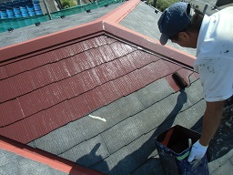 屋根への遮熱塗装の様子