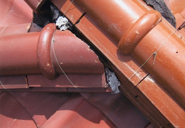 劣化による瓦屋根の隙間