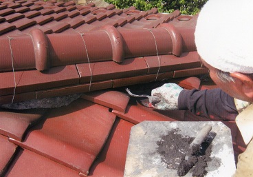 隙間を屋根用漆喰で塞ぐ